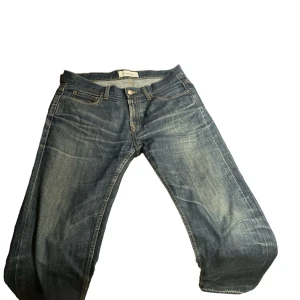 dressman byxor - ett par drainer byxor från dressman, jag har sprättat upp sömmarna längst ner så de skulle bli lite längre så de sitter som kanske 32 i längd istället. säljer de pga behöver mer pengar (pris kan diskuteras och kan också byta mot andra saker)