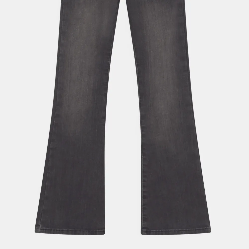 Säljer dessa jeans från CarsJeans/Zalando då de blivit för små för mig🥰 Dem är storlek 152 och inte använda så många gånger!! Pris kan diskuteras och skriv gärna för fler bilder☺️. Jeans & Byxor.