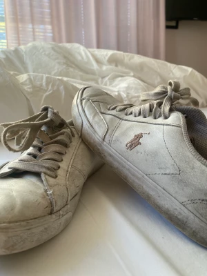 Polo skor  - Jag säljer min polo skor! De är tvärr väldigt sönder både inuti skon som man kan se på bild 2 och väldigt slita under skon 😢 Därför säljer jag de för 55💗 Man kan få förpackning med ifall att man vill 👌🏻 härav er vid intresse 