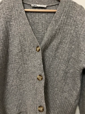 Stickad kofta  - Stickad kofta från Zara, inget att anmärka på skicket. Köpare står för frakt eller möts i Stockholm 