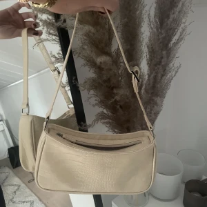 Väska  - Beige fin axelväska från monki i nyskick 🤍 150kr exklusive frakt 