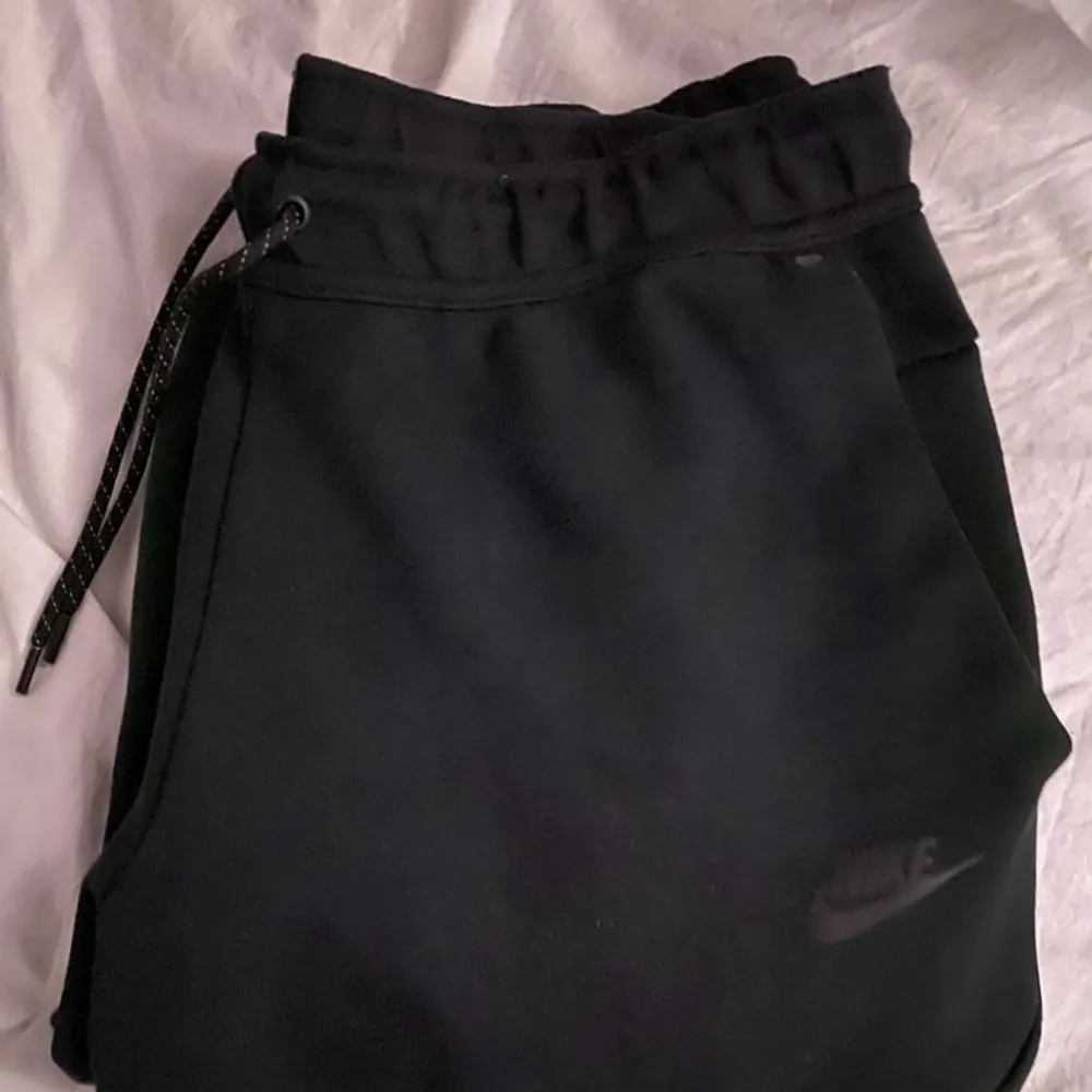 Säljer min killes svarta Nike Tech byxor för att de är förstora för honom i midjan. Passar bra i längden på min kille som är 180. Bra kvalite, nypris 1100kr. Jeans & Byxor.