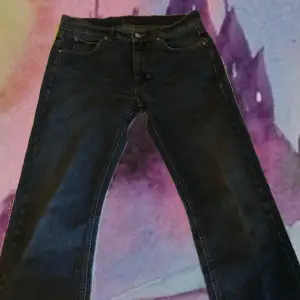 En av mina favvo jeans, dom är tyvärr för stora på mig nu så använder inte dom längre! Står ingen storlek på dom heller men jag är storlek 38 och dom sitter lite löst på mig! 