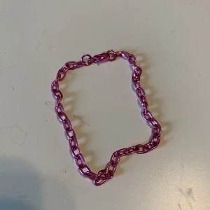Armband - Rosa armband som ser ut som en kedja! Frakt tillkommer 