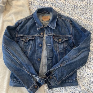 Levi’s jeansjacka! - Skit snygg jeansjacka på Levi’s, storlen är M men skulle nog säga att den sitter mer som en S på mig som oftast bär kläder i S/36🥰
