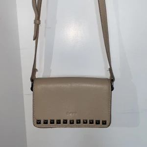 Beige väska - Beige söt liten axelremsväska😍 kommer ej till användning 
