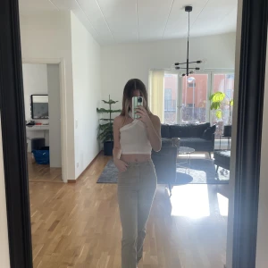 Söt vit topp - Supersöt vit sommartopp som passar perfekt både till vardags och till fest!