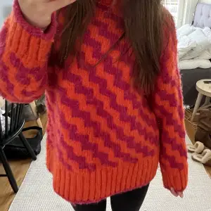 Världens coolaste stickade tröja i orange och rosa! Så skön och oversized🌟