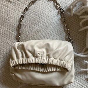 Zadig väska ny  - Säljer min Zadig väska då jag aldrig använt den . Har hängt i garderoben och blivit bortglömt så inte min stil längre . Den kostar 4000 nypris . Superfin nu till våran och får plats med mycket . Säljer för 2700. Vid snabb affär kan jag gå ner i pris 💕