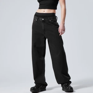 Svarta baggy jeans - Säljer mina svarta baggy jeans från weekday! Model rail mid loose straight. Endast använda fåtal gånger.