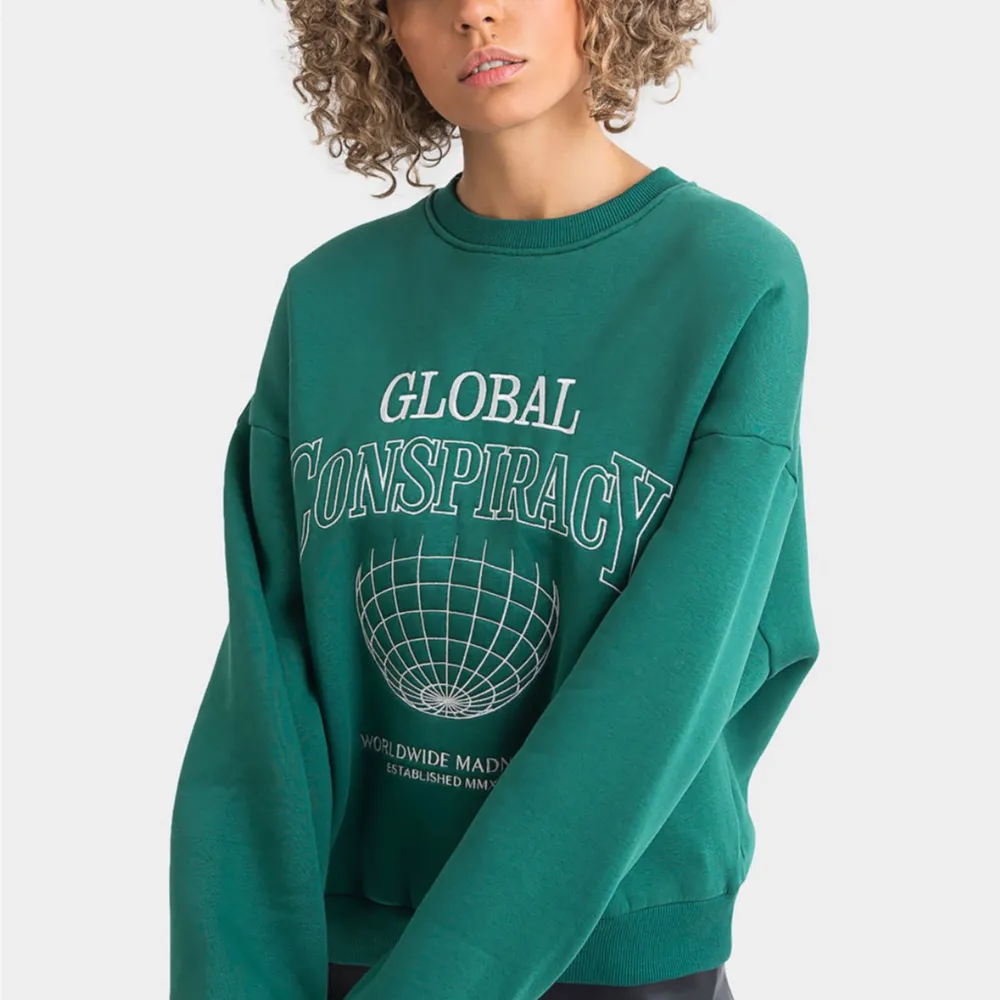 • Mörkgrön oversized sweatshirt med text från Madlady (utgången ur sortiment) • Storlek XL • Använd - nyskick • 150kr + frakt ❗️Köparen står för frakt❗️. Hoodies.