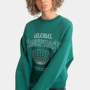 • Mörkgrön oversized sweatshirt med text från Madlady (utgången ur sortiment) • Storlek XL • Använd - nyskick • 150kr + frakt ❗️Köparen står för frakt❗️