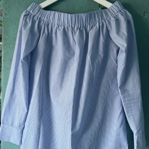 Blus - Blå & vit randig off shoulder blus från Atmosphere, storlek 34. Sparsamt använd.