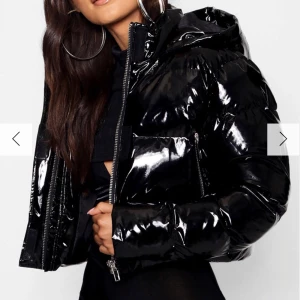 Glansig jacka  - En jätte fin jacka men tyvärr har jag aldrig använt de köpte fel storlek 