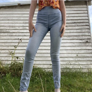 Blå jeans - Blå jeans med dragkedja bak! (En liten L, Jag har vanligtvis storlek S som referens)
