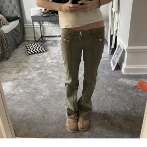 Lågmidjade bootcut jeans - INTRESSEKOLL!! Funderar på att sälja dessa jeansen från hm . Det är helt slutsålda. Vill de vad jag kan få för dom och vid ett bra bud kan jag sälja 🫶🏻❤️( kommer ej sälja för under 300) Andra bilden är min!KÖP DIREKT FÖR 650