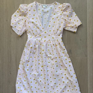 Rosa klänning från Monki, 34 - Rosa, blommig klänning från Monki i storlek 34. Endast använd 1 gång och i mycket gott skick!