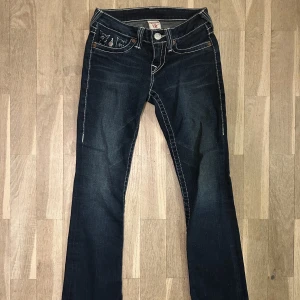 Low waist True religion jeans - Säljer dessa sjukt snygga true religion jeans. Dom är low waist och bootcut. 