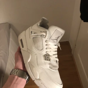 Jordan 4  - Nästan helt oanvända Jordan 4 pure money i bästa skick. Följer med stock-x tag samt extra skosnören och ett vintage klistermärke. Finns skolåda som dock tyvärr är hyfsat mosad. Storlek 42 som passar 43. Kontakta för fler bilder och information. 