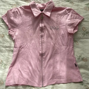 Dolce&Gabanna topp med bedazzled märke - Jag är inte säker om jag vill sälja denna då den är i mycket bra skick, jag kan endast se typ 2 ”diamanter ” som är borta. Kan inte garantera om den är äkta eller inte.