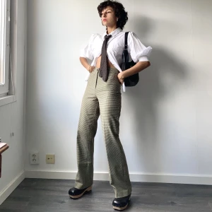 Houndstooth Byxor - • HIGH WAIST, WIDE LEG, GREEN AND BROWN HOUNDSTOOTH PATTERN PANTS. LITTLE PILLING ON INSIDE OF TIGHS, OTHERWISE GREAT CONDITION.  • SIZE - XS / EU 34 • BRAND -  Monki