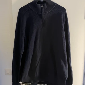 Sweatshirt - Säljer min mörk blåa stickade sweatshirt med en liten krage upp mot halsen, eftersom den inte kommer till användning längre. Den är i väldigt bra skick och använd ett par gånger men det är inget som märks. Den är i storlek XL👍🏻