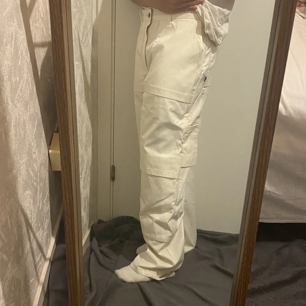 Kräm vita snickar byxor i storlek M, som referens är jag 165cm.. Jeans & Byxor.