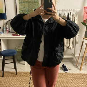 Perfekta vårjackan!😇 - Gulligaste jackan från h&m! Vintage och finns därmed ej kvar att köpa. Perfekta vårjackan😍