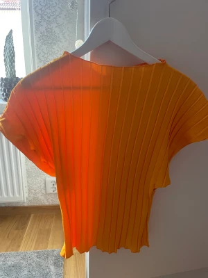 Zara boatneck topp - En topp från zara med boatneck topp! Så snygg! Aldrig använd! 💛🧡❤️
