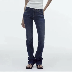 Zara low waist bootcut - Säljer dessa näst intill oanvända populära low waist bootcut jeansen från zara💗