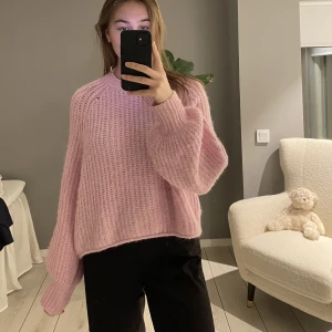 Rosa stickad tröja - Superfin mysig stickad tröja ifrån zara. Sparsamt använd, frakt tillkommer! 