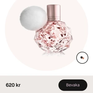 ”Ari” by Ariana Grande - Säljer denna parfym, doftar supergott💕endast uttagen och helt oanvänd. Nypris 50ml och köpt för: 620kr, säljs  för 250kr💕(billigare än 30ml), kommer självklart att pakereras om säkert! Kan även mötas upp. Skriv för mer info💕