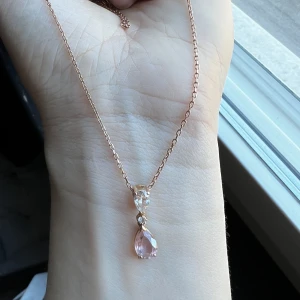 Swarovski halsband - Oanvänt halsband från swarovski, nypris: 1300 kronor. Aldrig använt 