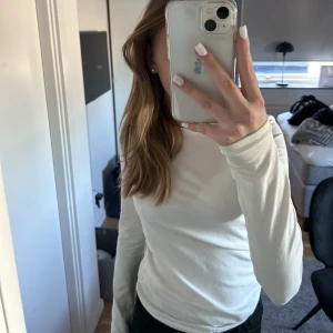 Långärmad vit tröja - Säljer denna långärmade vita tröjan🤍 Den är från H&M i storlek 158/164 cm🤍95% bomull🤍 