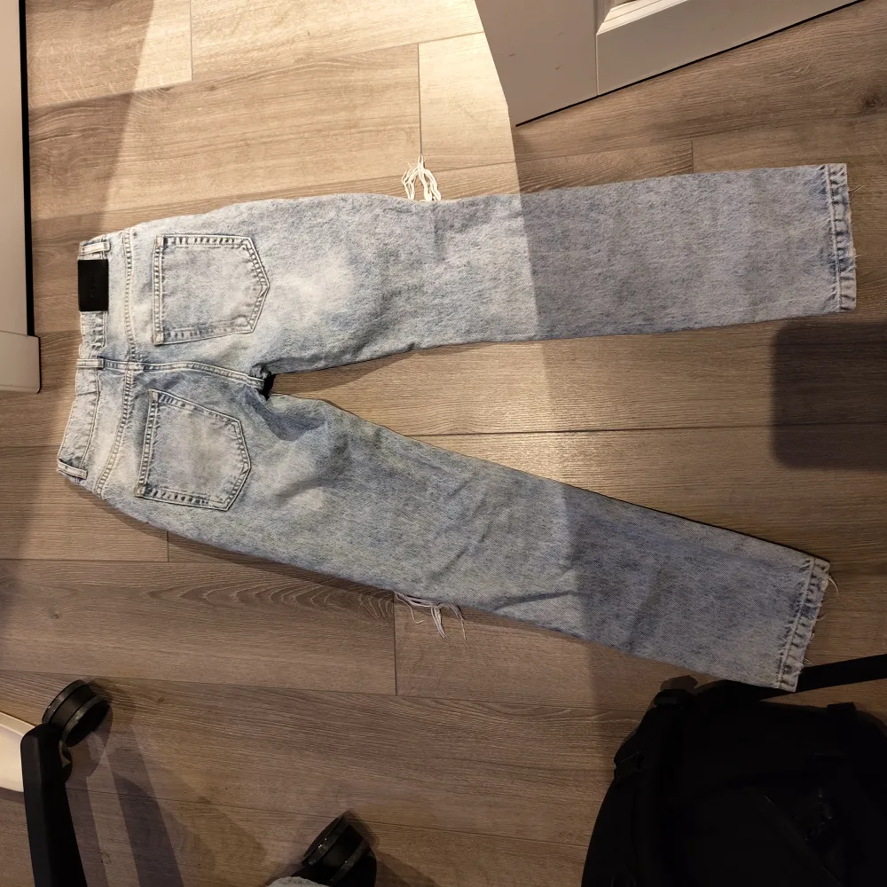 Grunt clinte ripped jeans heter modellen. Storlek är 164cm. Dem är använda ett fåtal gånger. . Jeans & Byxor.