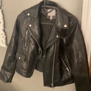 Skinnjacka stl 36 - Skinnjacka från asos i stl 36, passar även 34 bra, den är i bra skick 