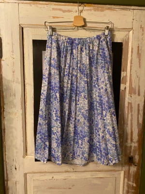 Kjol - Vintage kjol jag köpt secondhand. Finns ingen storlek i men skulle säga s eller m. Halvlång. 