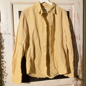 Skjorta  - Gulrutig skjorta jag köpt secondhand, den är i nyskick och materialet känns rejält. 