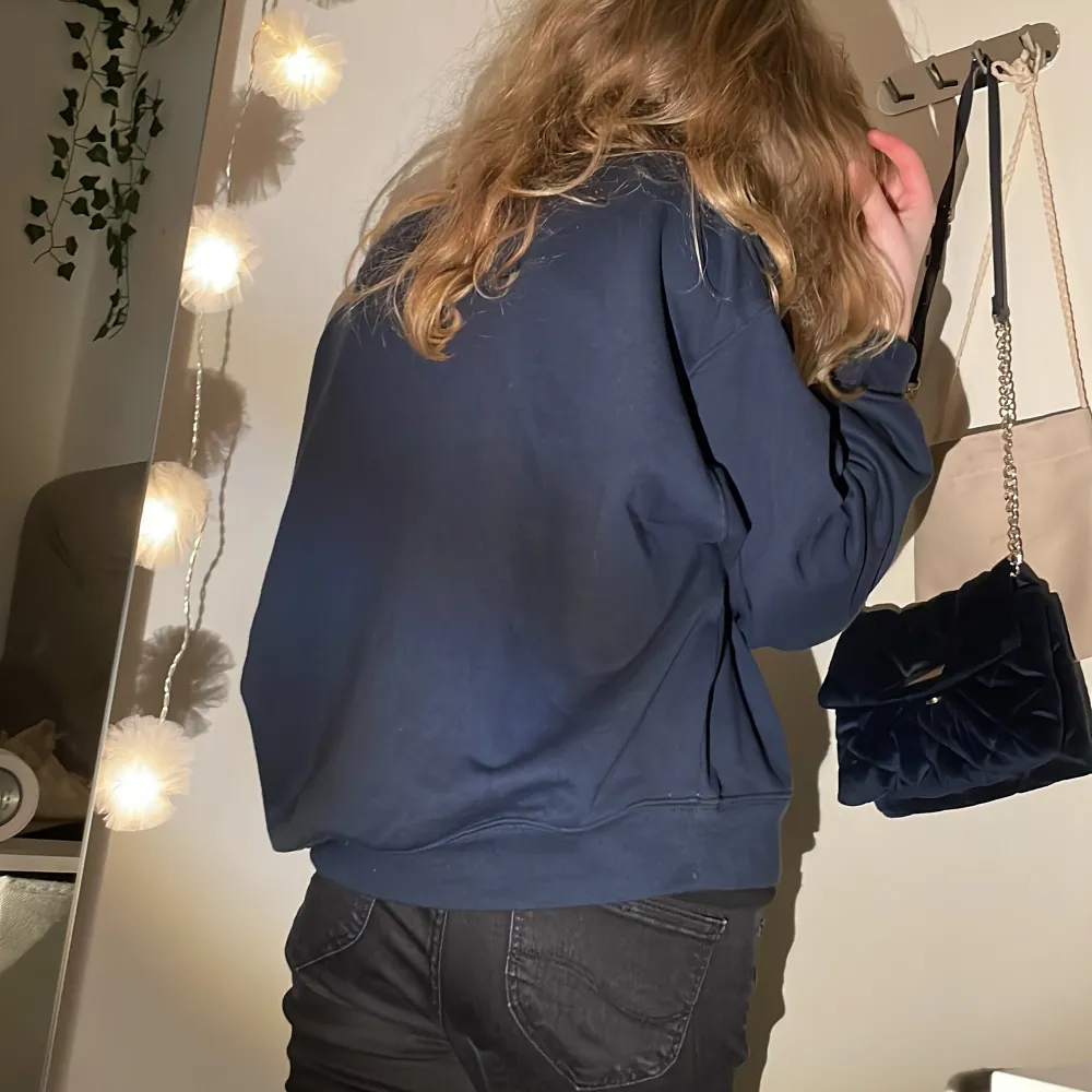 Säljer denna mysiga blåa sweatshirt  PRISET KAN DISKUTERAS💓då jag rensar min garderob💗storlek i M men passar mig som vanligtvis har xs-s men lite Oversized. Väldigt skön och i bra skick! Köparen står för frakten💗📪. Toppar.