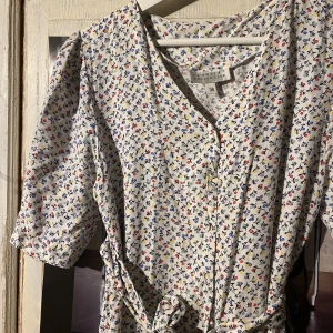 Klänning  - Jättehärligt klänning med vintage feeling. Köpt secondhand. Skicket är bra förutom en liten fläck (se bild 3) som var där när jag köpte den, går inte bort. Syns dock inte då den smälter in i mönstret. 