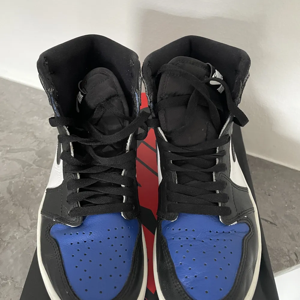 Air Jordan 1 Retro High Royal toe str EU 40 / US 7 i mycket bra skick. Använd ett fåtal gånger. Kvitto och orginalbox med mörkblå snören medföljes. Säljes pga försmå för mig. De är små i storleken så rekommenderar att du har strl 39. Nypris 4500kr.. Skor.