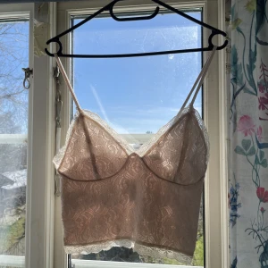 Linne från bikbok i S - Ett linne med spets från bikbok i storleken S