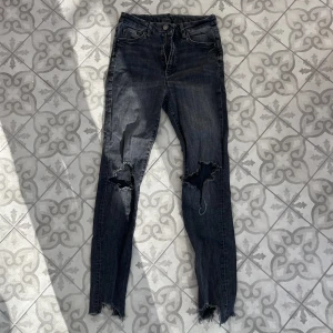 Grå skinny jeans, 27 - Ganska små grå skinnyjeans. Passar inte mig så har ingen bild med de på. Har bara de rips som de hade när jag köpte dem. 