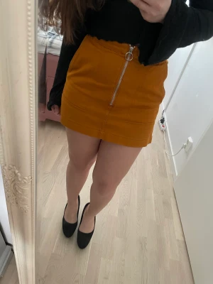 Finaste kjolen! - Säljer finaste kjolen från monki. Fin både till vardags och på fest.  Mycket gott skick.   Säljer på grund av att den är lite för liten för mig. Perfekt för en XS.