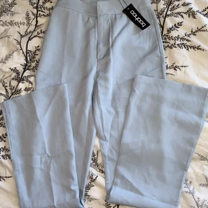 Ljusblåa kostymbyxor - Endast provade men var för små. Lite mindre i storleken och blåare i verkligheten ;)