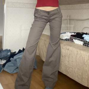 Säljer ett par ascoola lågmidjade chino/cargo pants i bootcut modell!!! Felfria och som nya❤️❤️midjemått: 78cm,,,, innerbenslängden: 84cm❤️❤️❤️