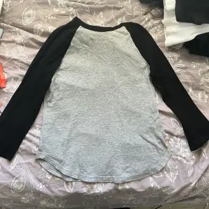 Super fin Brandy Melville liknande tröja i färgen grått och svart köpt på h&m. Sitter bra på mig som är vanlig small / 163 cm lång ❤️