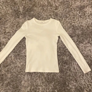 Vit långärmad tröja - Den vita långärmade tröjan kommer ifrån Gina och är i storlek xs. Den är i nyskick och knappt använd💗