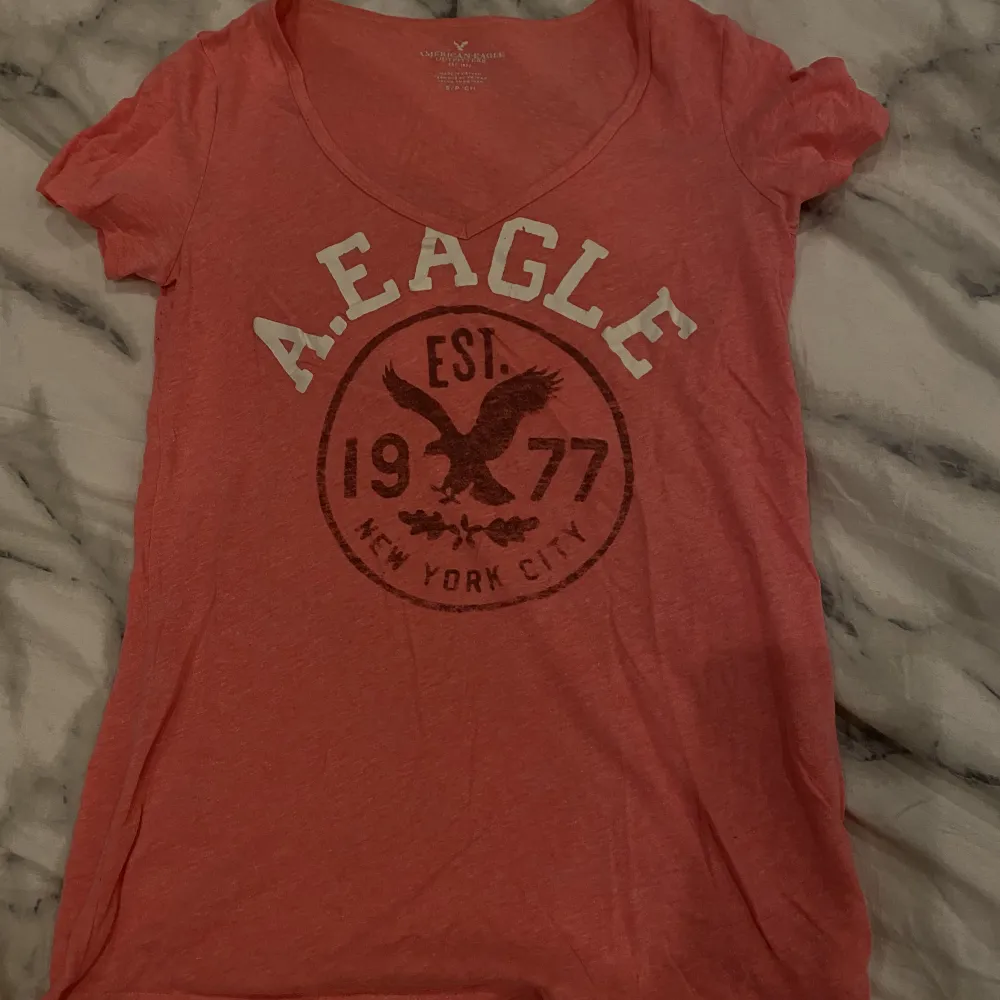 Rosa v-ringad T-shirt från American eagle. Toppar.