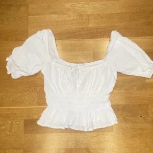 Vit Stockholmsstil tröja  - Sommartränar som skaffades förra sommaren. Stretch material och går också att knyta längst fram (som man ser). Ganska liten och är en magtröja. Storlek s men passar också en m 
